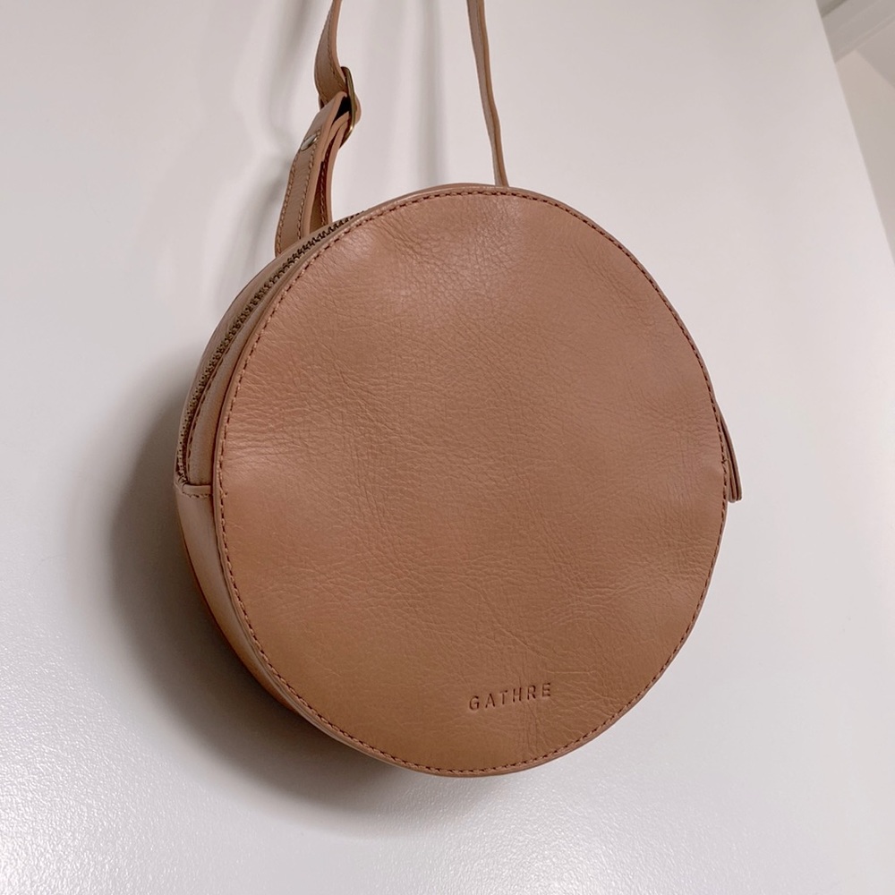 Tan leather round circular purse from Gathre